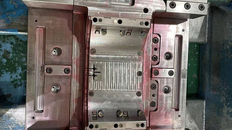 高速冲压级进模材质选择：精准把握性能与成本平衡的艺术